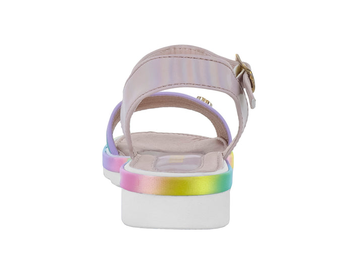 Sandalia para niña con tiras en colores del arcoíris, suela iridiscente y un pequeño corazón dorado.