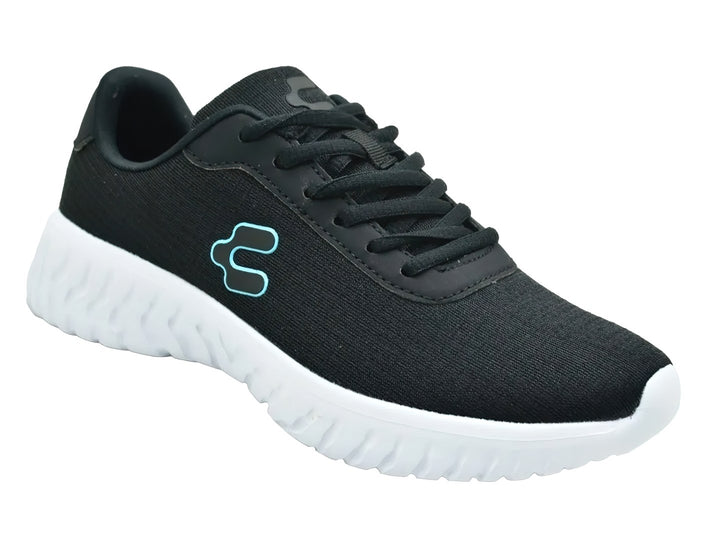 Tenis deportivos Charly de color negro con suela blanca y logotipo en tono celeste.
