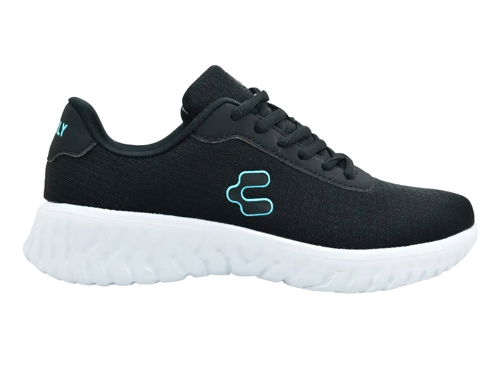 Tenis deportivos Charly de color negro con suela blanca y logotipo en tono celeste.