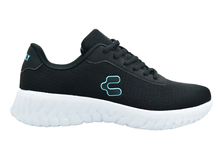 Tenis deportivos Charly de color negro con suela blanca y logotipo en tono celeste.