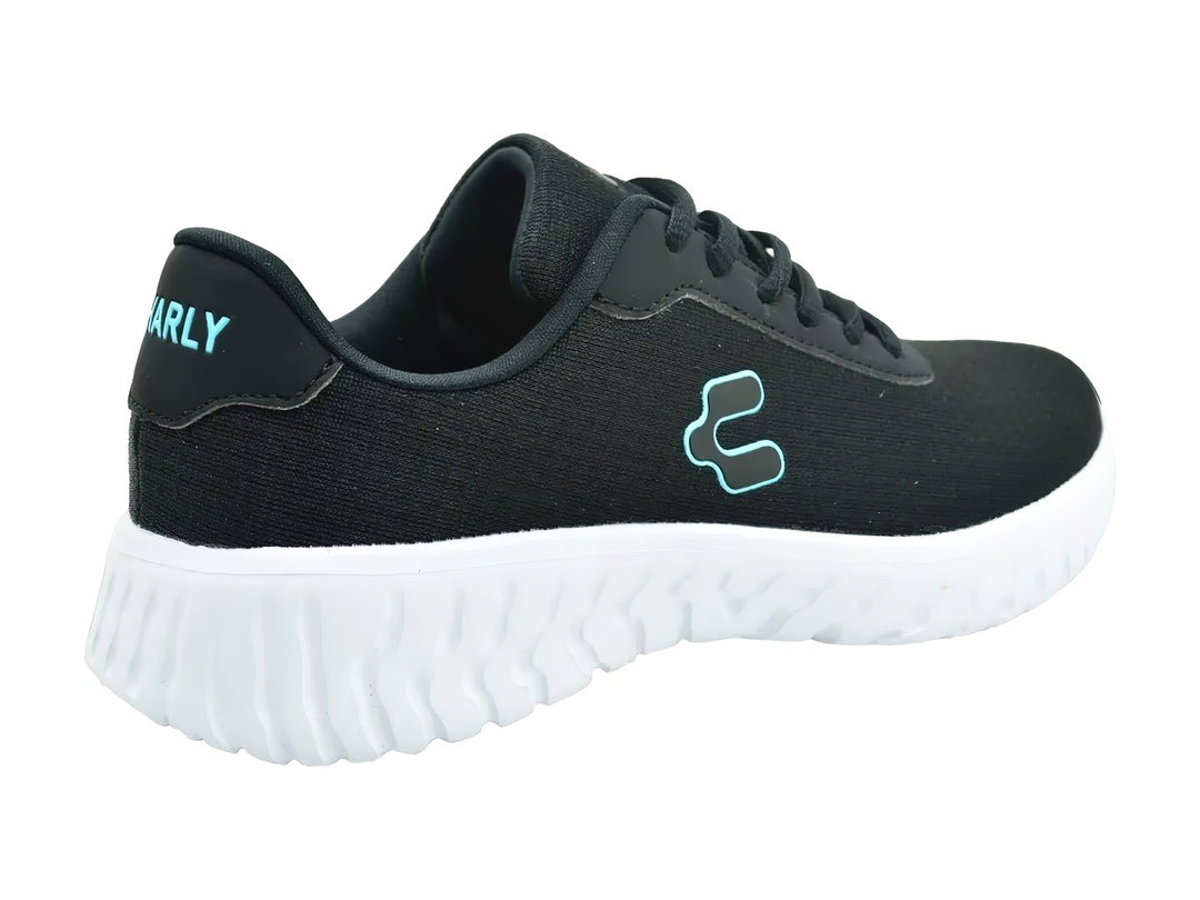 Tenis deportivos Charly de color negro con suela blanca y logotipo en tono celeste.
