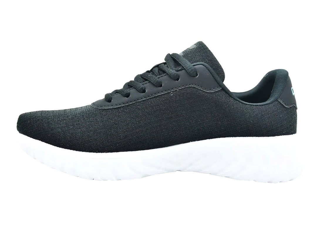 Tenis deportivos Charly de color negro con suela blanca y logotipo en tono celeste.