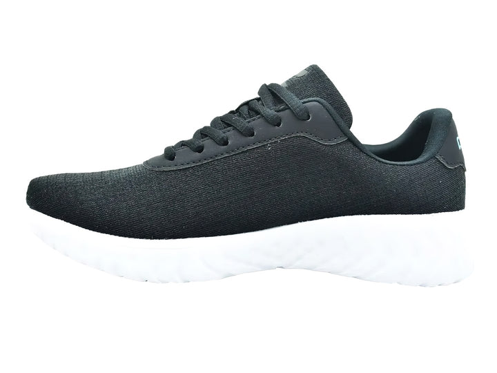 Tenis deportivos Charly de color negro con suela blanca y logotipo en tono celeste.