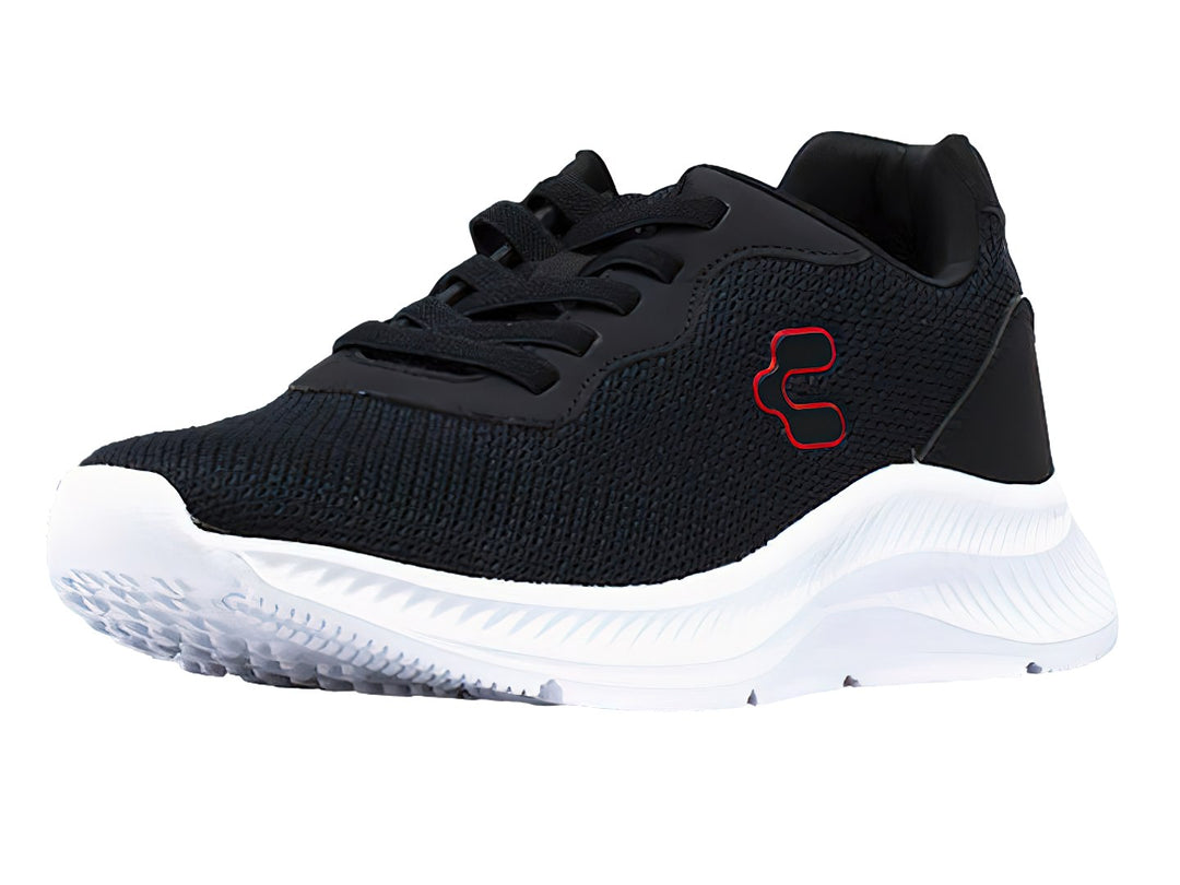 Tenis deportivos Charly color negro con suela blanca y logotipo rojo lateral.