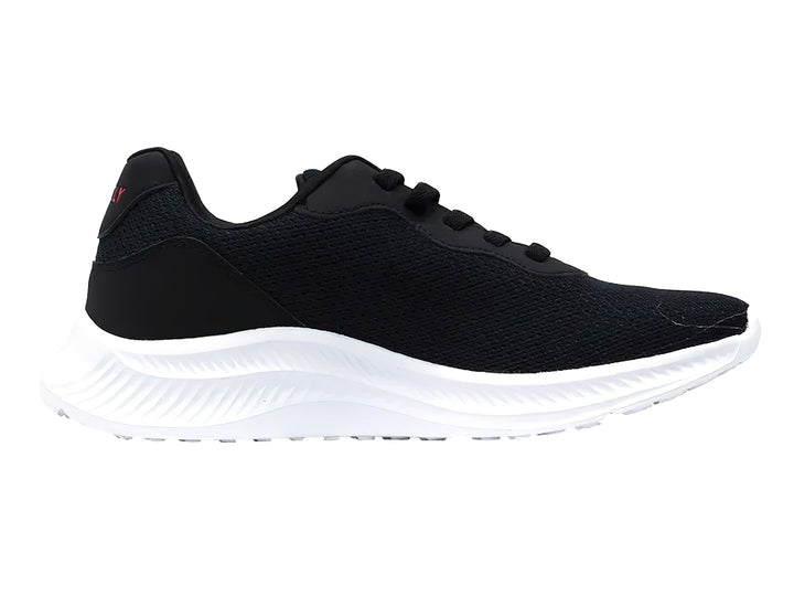 Tenis deportivos Charly color negro con suela blanca y logotipo rojo lateral.