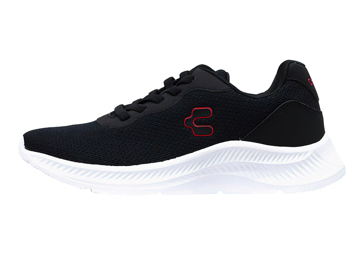 Tenis deportivos Charly color negro con suela blanca y logotipo rojo lateral.