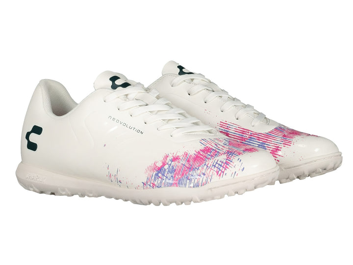 Tenis de fútbol Charly blancos con diseño gráfico en tonos rosa y azul en la parte frontal.