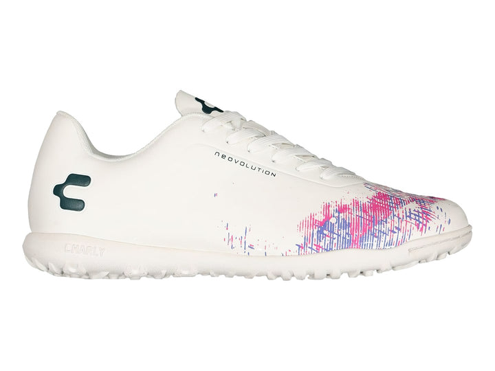 Tenis de fútbol Charly blancos con diseño gráfico en tonos rosa y azul en la parte frontal.