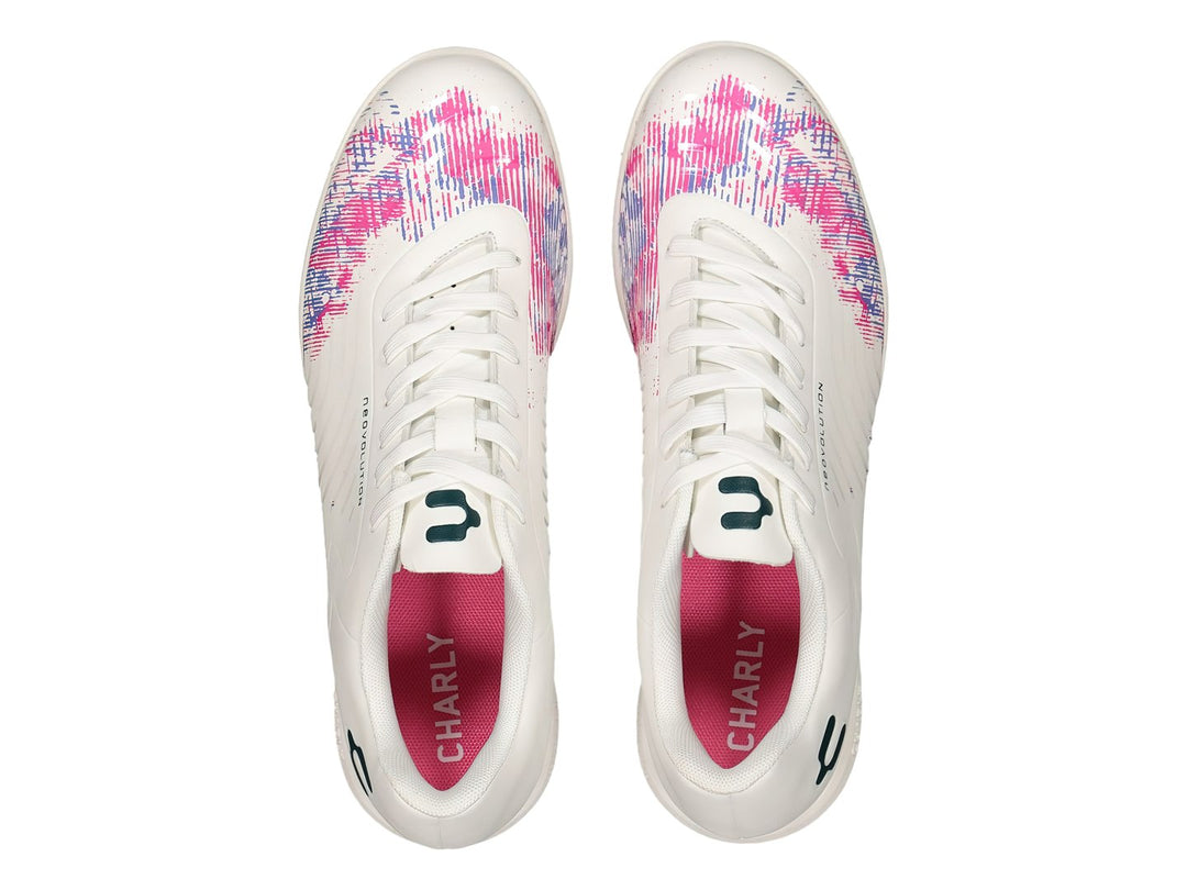 Tenis de fútbol Charly blancos con diseño gráfico en tonos rosa y azul en la parte frontal.