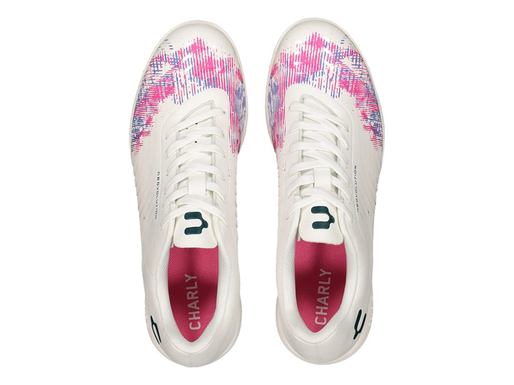 Tenis de fútbol Charly blancos con diseño gráfico en tonos rosa y azul en la parte frontal.