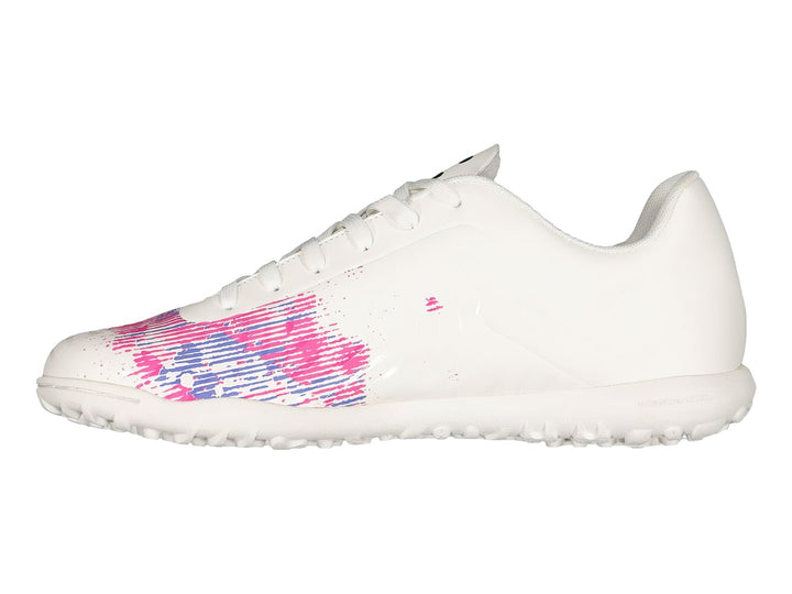 Tenis de fútbol Charly blancos con diseño gráfico en tonos rosa y azul en la parte frontal.