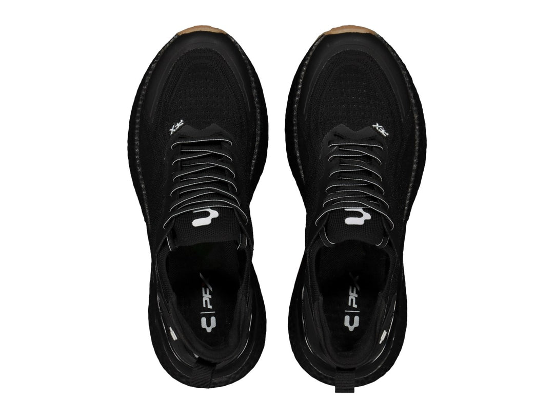 Tenis deportivos Charly color negro con suela de goma color café.