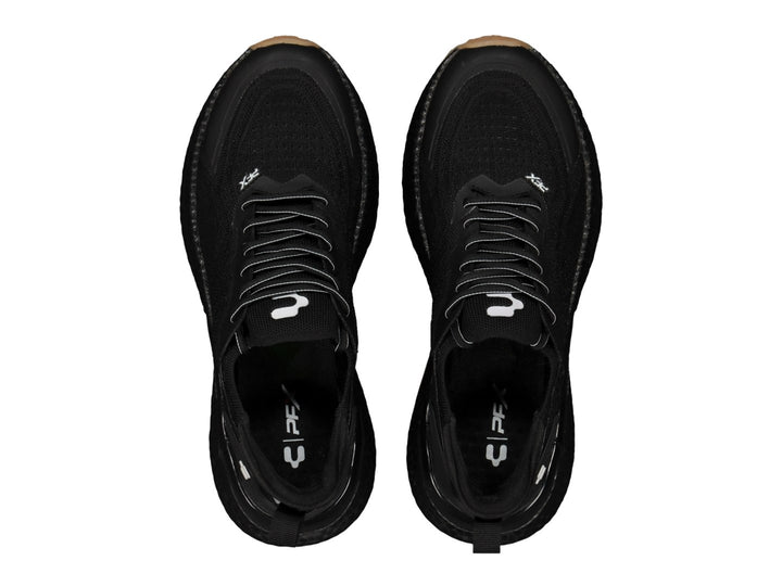 Tenis deportivos Charly color negro con suela de goma color café.