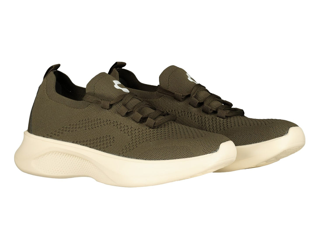 Par de tenis deportivos Charly en color verde oliva con suela blanca gruesa y tejido transpirable.