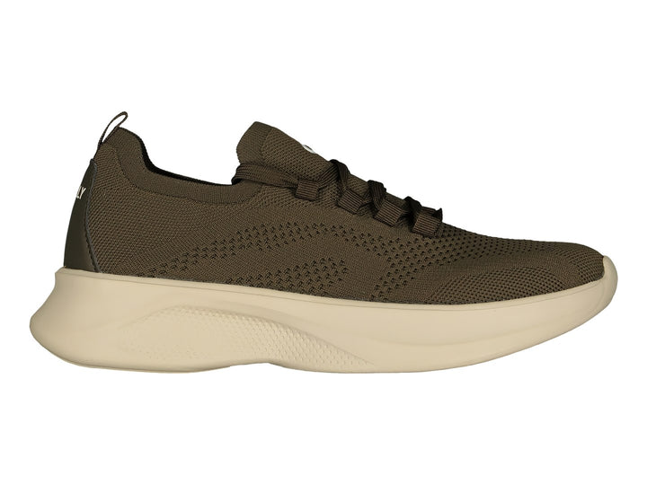 Par de tenis deportivos Charly en color verde oliva con suela blanca gruesa y tejido transpirable.