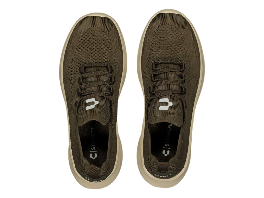 Par de tenis deportivos Charly en color verde oliva con suela blanca gruesa y tejido transpirable.