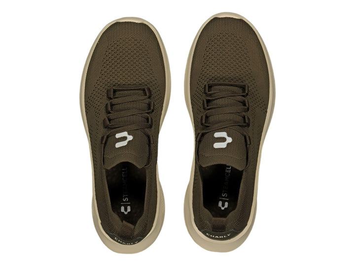 Par de tenis deportivos Charly en color verde oliva con suela blanca gruesa y tejido transpirable.