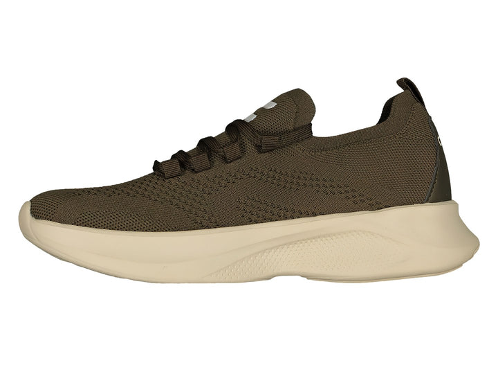Par de tenis deportivos Charly en color verde oliva con suela blanca gruesa y tejido transpirable.
