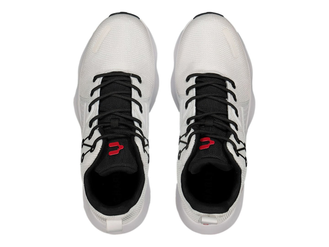 Tenis de baloncesto Charly color blanco con detalles en negro y logotipo rojo.