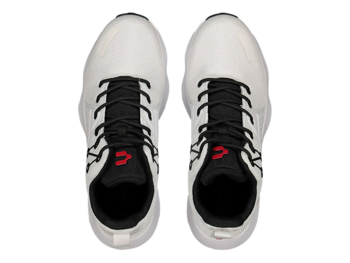 Tenis de baloncesto Charly color blanco con detalles en negro y logotipo rojo.