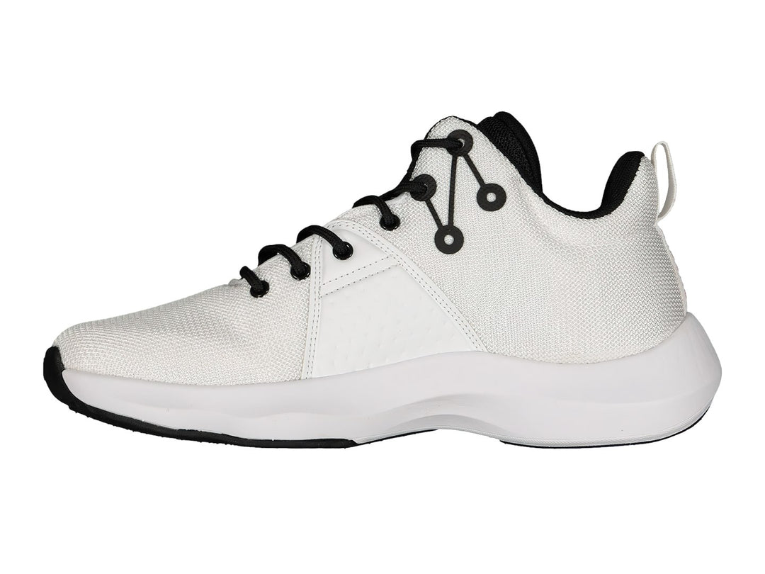 Tenis de baloncesto Charly color blanco con detalles en negro y logotipo rojo.