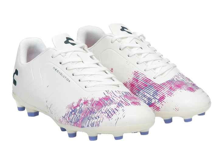 Zapatos de fútbol Charly color blanco con diseño gráfico en rosa y morado y tacos en la suela.