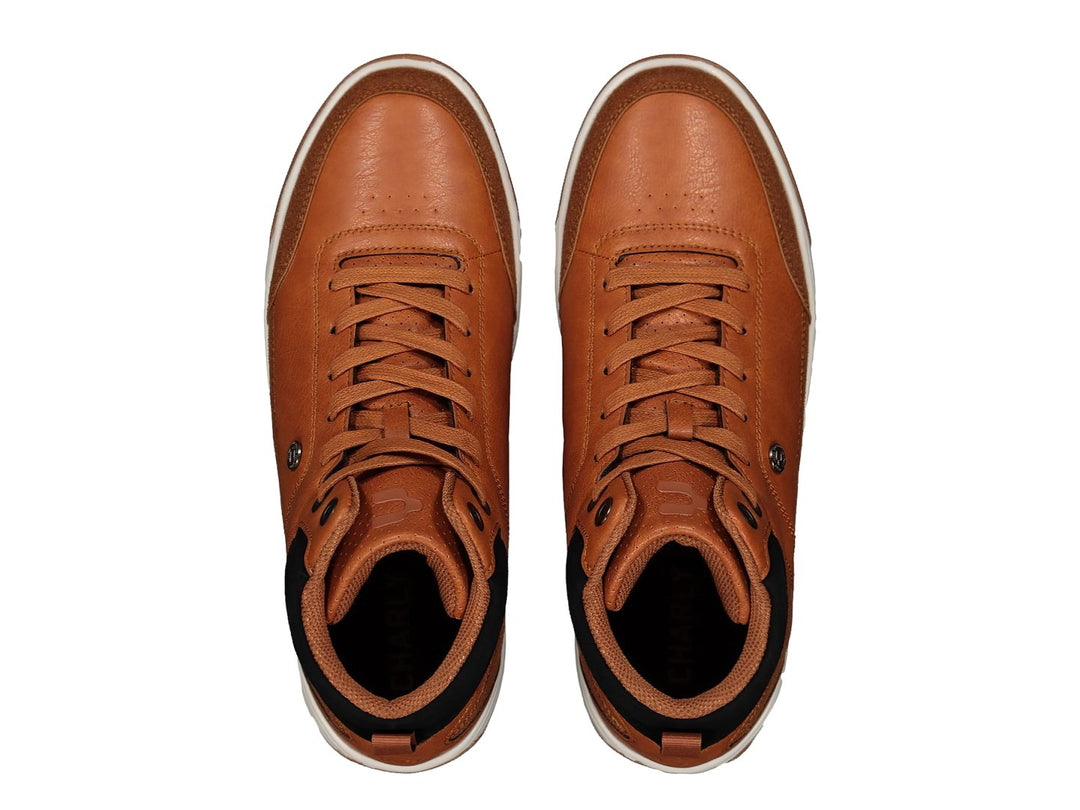 Par de tenis botín Charly en color camel con suela blanca y detalles negros en el tobillo.