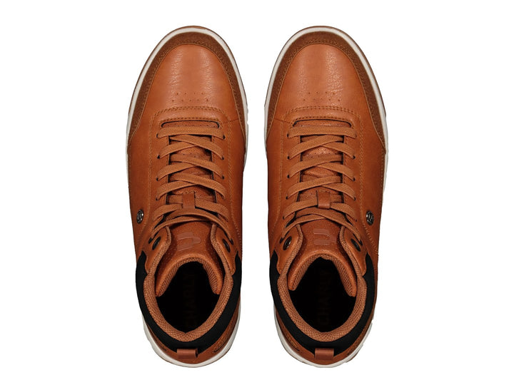 Par de tenis botín Charly en color camel con suela blanca y detalles negros en el tobillo.