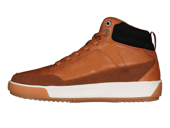Par de tenis botín Charly en color camel con suela blanca y detalles negros en el tobillo.