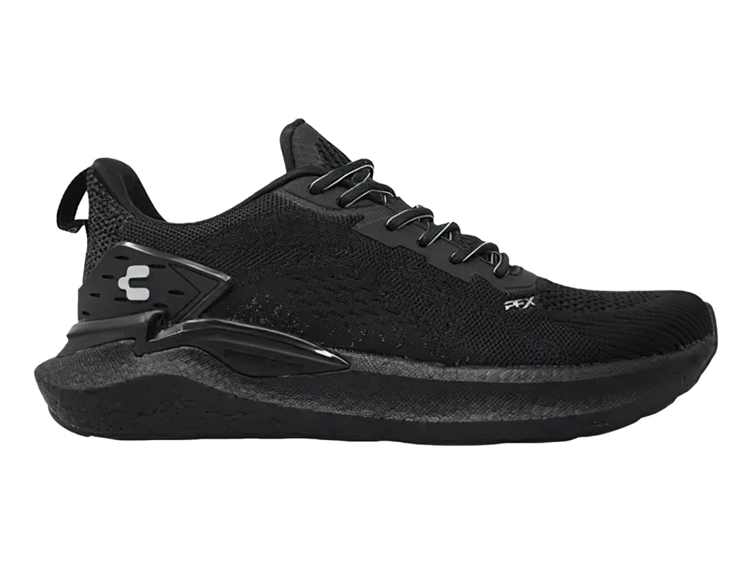 Tenis deportivos Charly de color negro con tejido transpirable y suela gruesa.