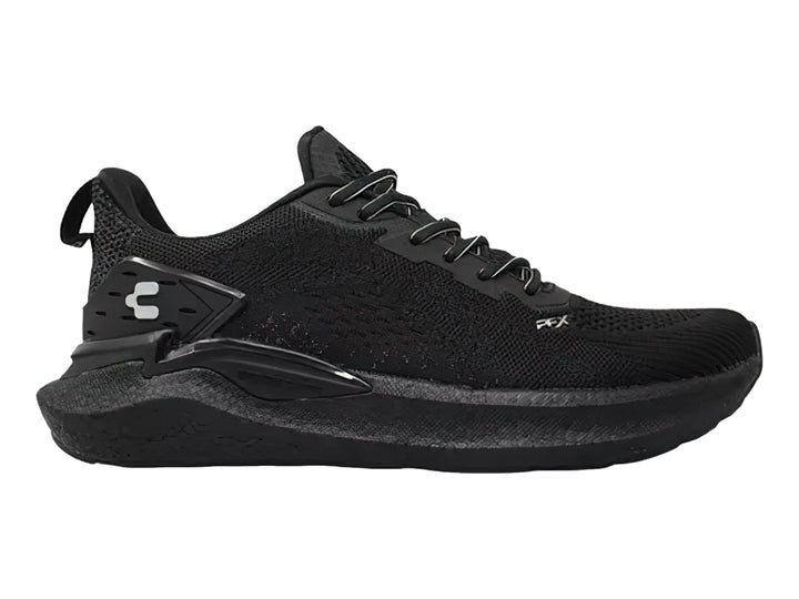 Tenis deportivos Charly de color negro con tejido transpirable y suela gruesa.