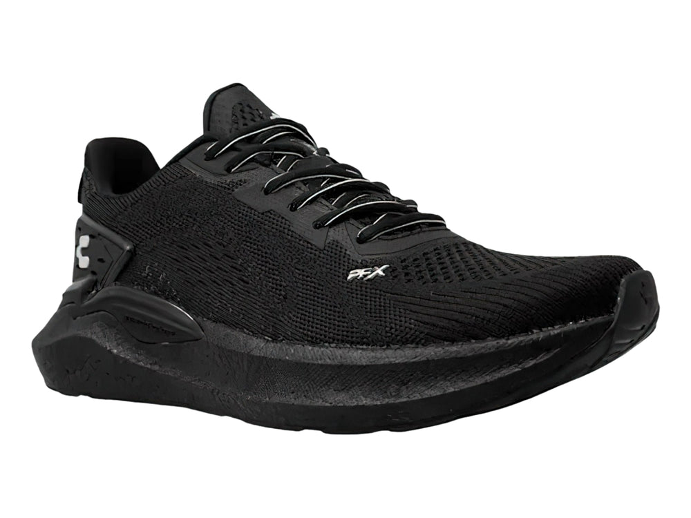 Tenis deportivos Charly de color negro con tejido transpirable y suela gruesa.