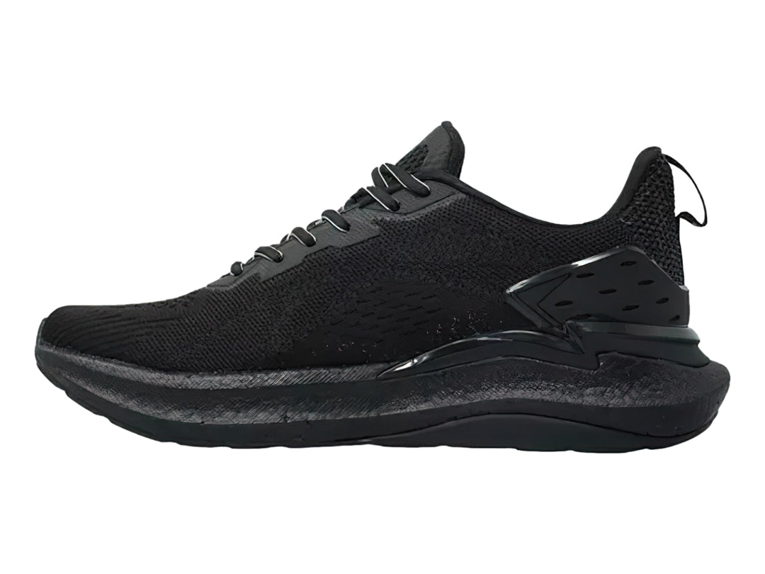 Tenis deportivos Charly de color negro con tejido transpirable y suela gruesa.