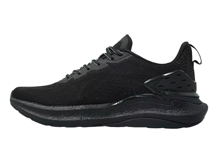 Tenis deportivos Charly de color negro con tejido transpirable y suela gruesa.