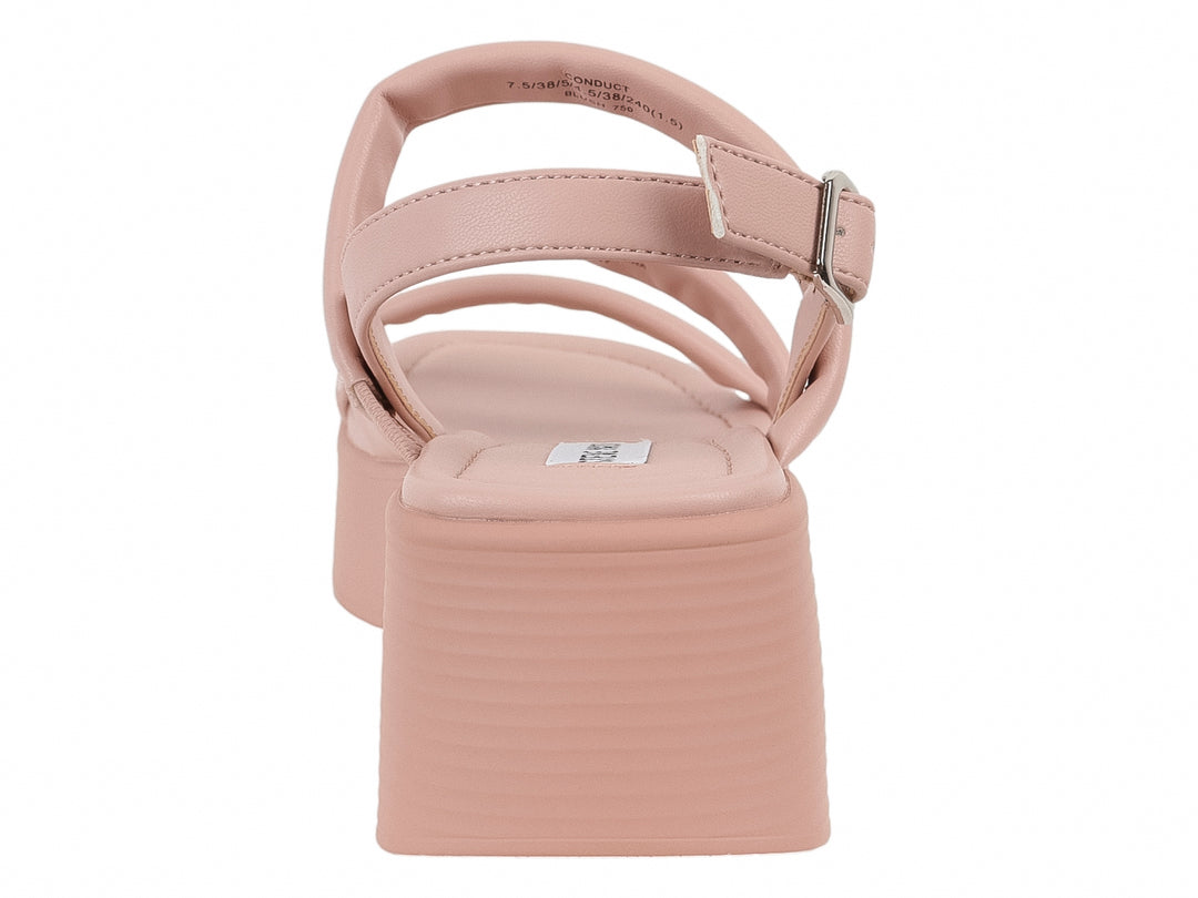 Sandalia Steve Madden color blush con plataforma alta y tiras frontales ajustables con hebilla.