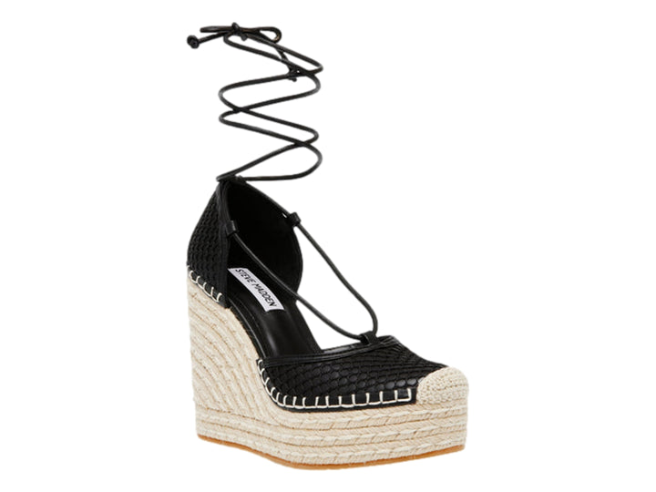 Sandalia de cuña negra con plataforma de esparto beige y cordones largos para amarrar al tobillo.