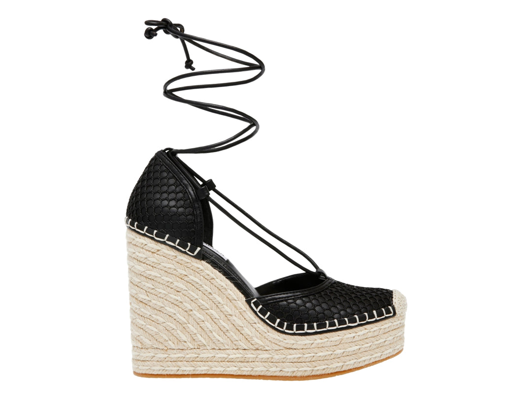 Sandalia de cuña negra con plataforma de esparto beige y cordones largos para amarrar al tobillo.