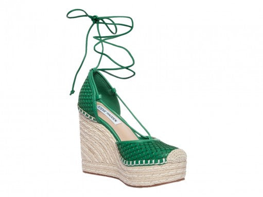 Sandalia verde de plataforma con tacón cuña de yute y cintas para amarrar al tobillo.
