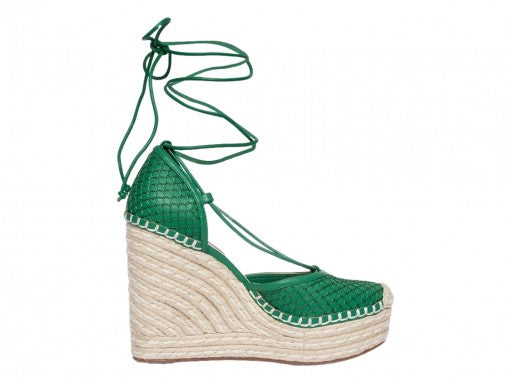 Sandalia verde de plataforma con tacón cuña de yute y cintas para amarrar al tobillo.