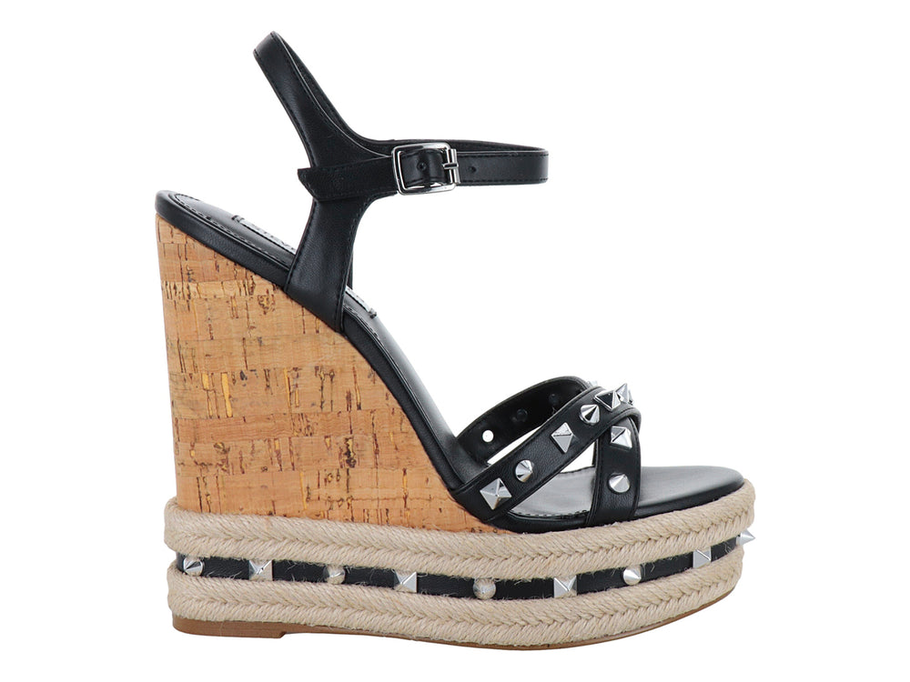 Sandalias negras de plataforma Steve Madden con tacón de corcho y detalles de tachuelas plateadas.