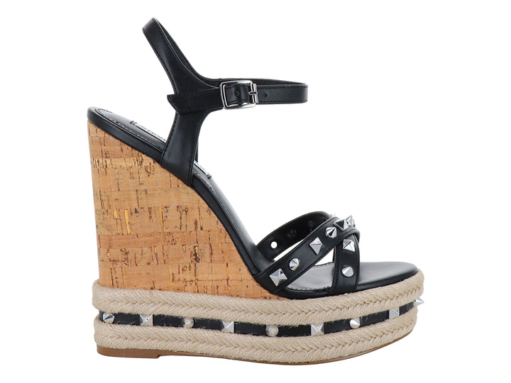 Sandalias negras de plataforma Steve Madden con tacón de corcho y detalles de tachuelas plateadas.