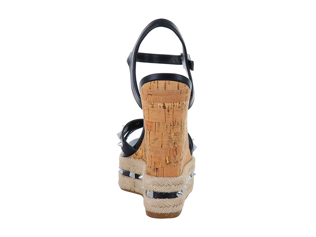 Sandalias negras de plataforma Steve Madden con tacón de corcho y detalles de tachuelas plateadas.