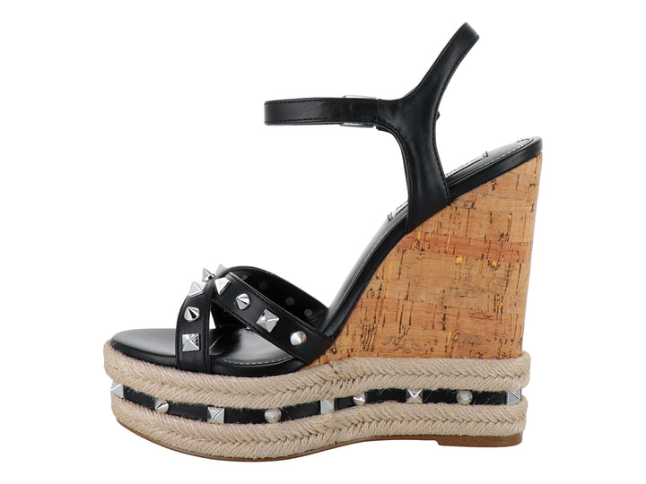 Sandalias negras de plataforma Steve Madden con tacón de corcho y detalles de tachuelas plateadas.