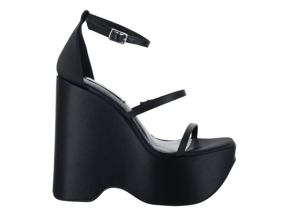 Sandalia negra de plataforma alta con tacón cuña y correa al tobillo de la marca Steve Madden.