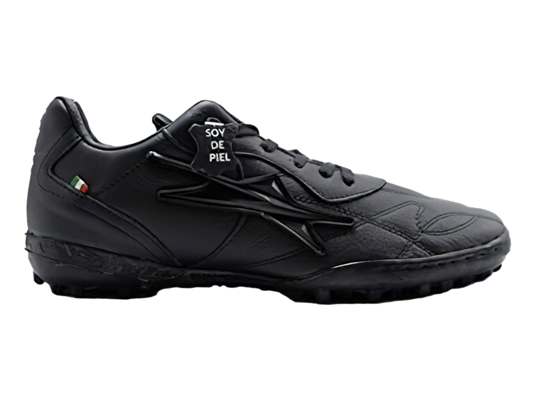 Zapato de fútbol EESCORD color negro total para césped sintético.