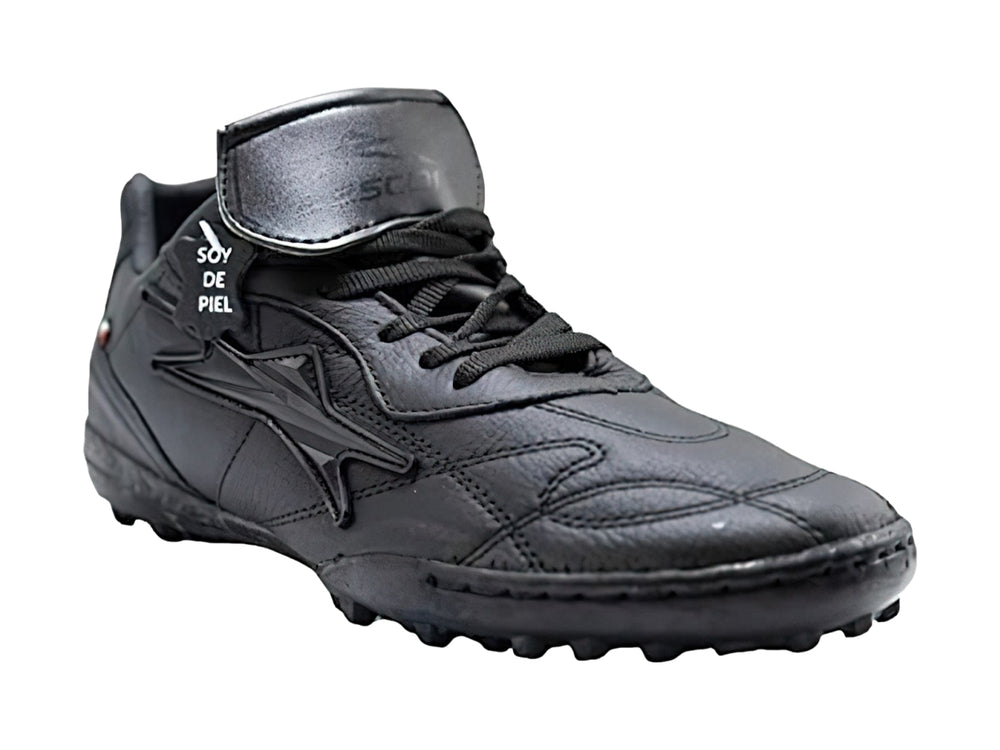 Zapato de fútbol EESCORD color negro total para césped sintético.