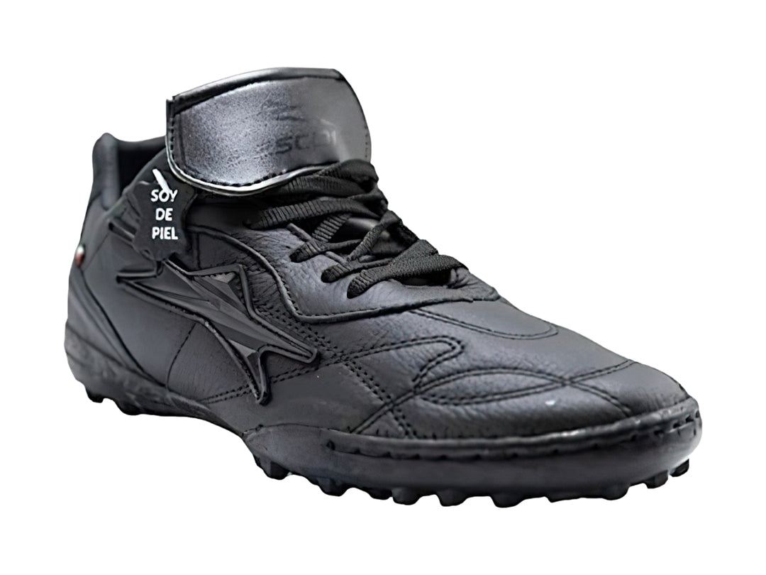 Zapato de fútbol EESCORD color negro total para césped sintético.