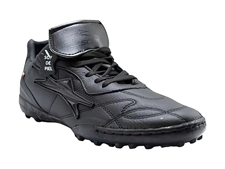 Zapato de fútbol EESCORD color negro total para césped sintético.