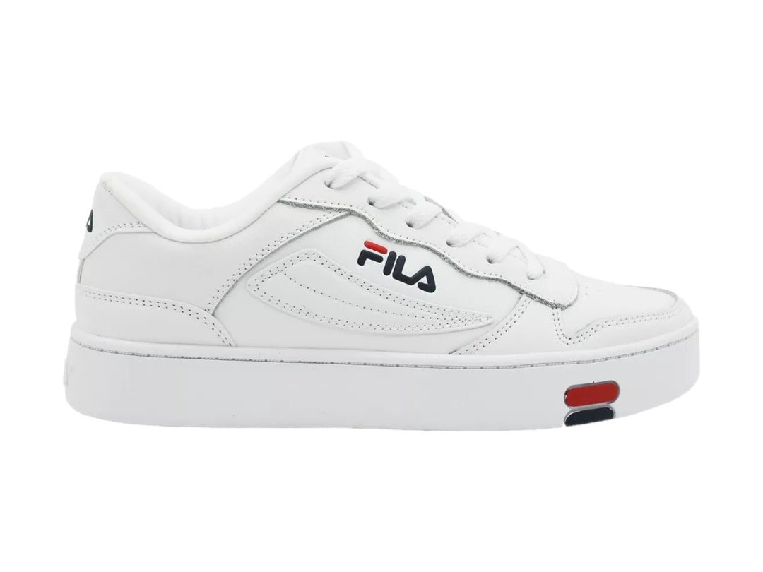 Tenis blancos FILA de plataforma con detalles en azul y rojo y suela gruesa.