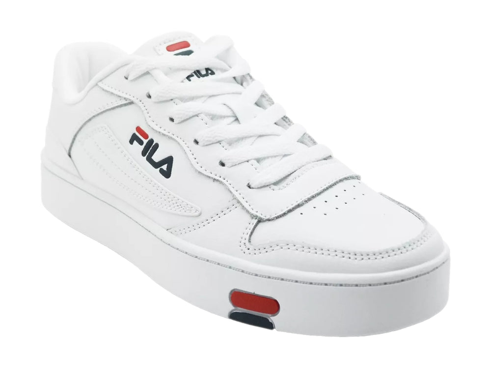 Tenis blancos FILA de plataforma con detalles en azul y rojo y suela gruesa.